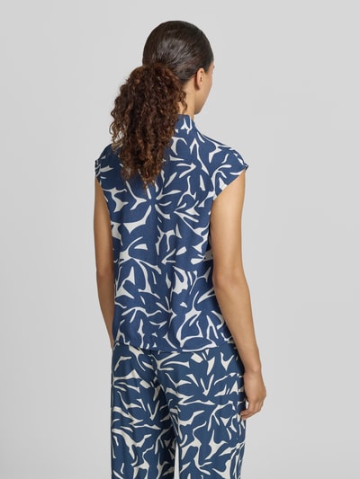 Frauenmodel trägt Blusentop aus Viskose mit Knopfleiste und Tunnelzug von Zero, Allover-Look in Blau-Weiß, Regular-Fit, Rückenlänge 55 cm, Ganzkörperansicht Rückansicht.
