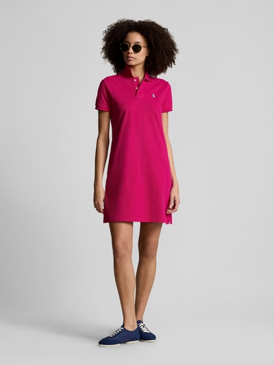 Frauenmodel trägt Regular Fit Minikleid mit Logo-Stitching Modell 'Polo' von Polo Ralph Lauren in Pink, Polokragen, reine Baumwolle, Ganzkörperansicht von vorne.