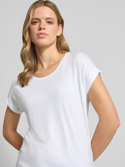 Modelka kobieca ma na sobie biały damski t-shirt o kroju regular fit z wiskozy, Regular Fit T-Shirt aus Viskose-Mix Modell 'MOSTER' od Only, damski t-shirt, zbliżenie na górną część ciała z przodu.
