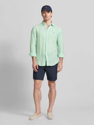Männermodel trägt Regular Fit Freizeithemd aus reinem Leinen von Polo Ralph Lauren, Optik: Mehrfarbig, gestreift, Ganzkörperansicht von vorne.