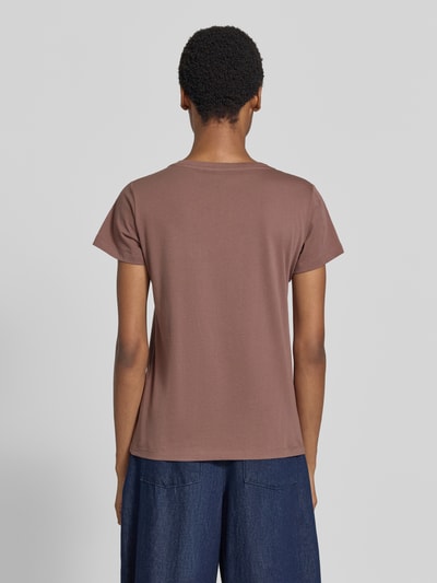 Vrouwenmodel draagt T-shirt met strass-steentjes van Liu Jo Sport, puur katoen, recht model, ronde hals, ruglengte bij maat S 60 cm, geheellichaamsaanzicht rugaanzicht