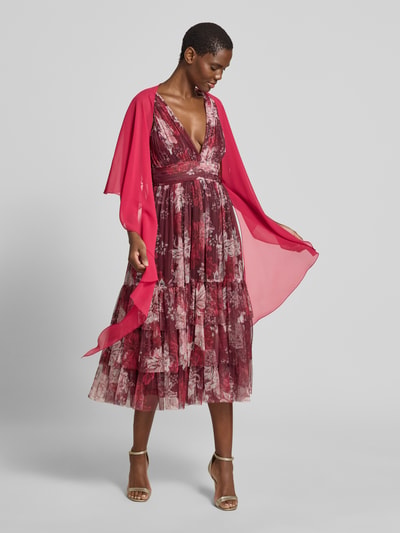 Kobiece modelka nosi Relaxed Fit Cocktail-Jacke in semitransparentem Design od Vera Mont, półprzezroczysty materiał, krój relaxed fit, dekolt w serek, zapięcie na guzik, rękaw o dł. 1/2, widok całej sylwetki z przodu.