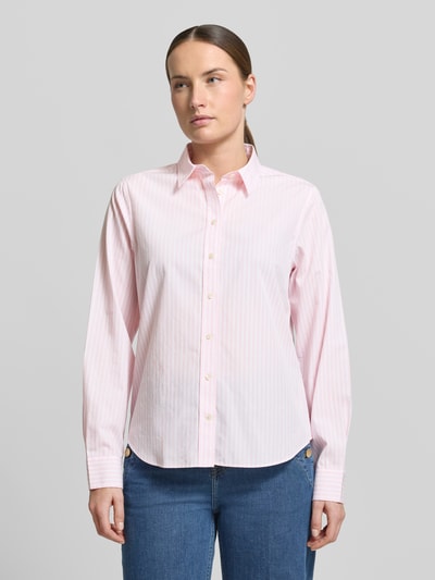 Modelka kobieca nosi Regular Fit Bluse mit Streifenmuster und Label-Stitching od Gant, różowe i białe paski, czysta bawełna, krój regular fit, kołnierzyk koszulowy, widok całej sylwetki z przodu