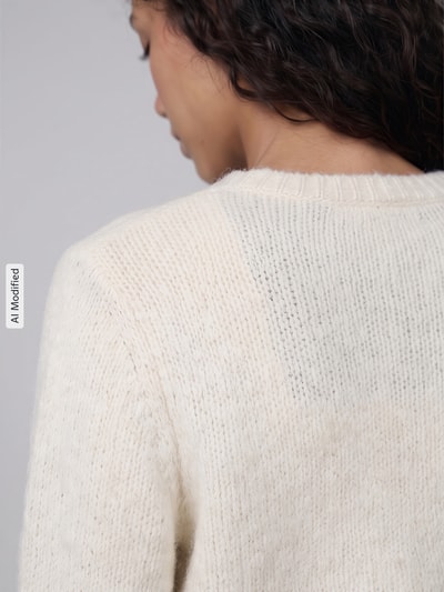 Kobiece modelka nosi jasny kardigan rozpinany Regular Fit Strickjacke mit Woll-Anteil model 'NOVAH' od VERO MODA o kremowej fakturze, detaliczne ujęcie pleców, KI-modifiziertes Bild.