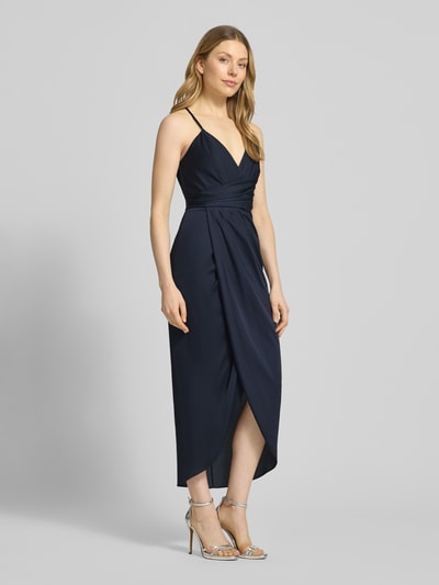 Frauenmodel trägt Cocktailkleid aus Satin in Wickel-Optik von V by Vera Mont, Dunkelblau, Gerader-Schnitt, Spaghettiträger, Midikleid, Ganzkörperansicht von vorne. Rückenlänge 122 cm, Brustweite 36 cm, Größe 36.