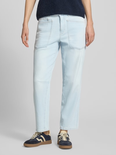 Frauenmodel trägt Straight Fit Jeans mit aufgesetzten Taschen Modell 'Melly' von OPUS PANTS, mieszanka bawełny, 5 kieszeni, jasnoniebieski, zapięcie na guzik i zamek błyskawiczny, szerokość w rozmiarze 36/28: 39 cm, długość wewnętrzna nogawki: 71 cm, całkowity widok z przodu.