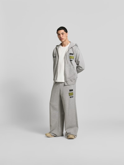 MM6 Maison Margiela Wide Fit Sweatpants mit Logo-Patch Mittelgrau Melange 1