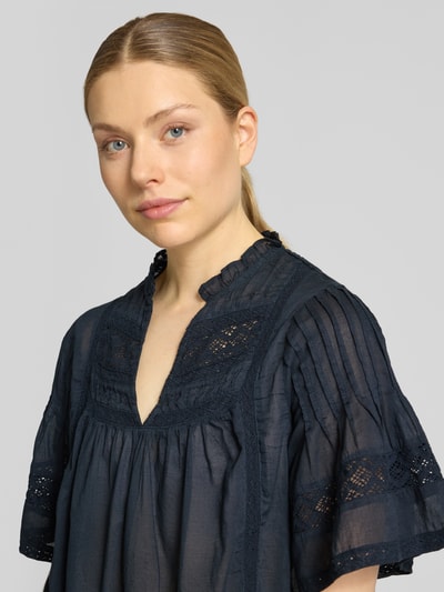 Kobiece model prezentuje Blusenshirt mit V-Ausschnitt Modell 'Siama' von Neo Noir, ciemnogranatowy, hafty, krój regular fit, długość tyłu 56 cm, długość rękawów 28 cm, widok z przodu, zbliżenie na górną część ciała.