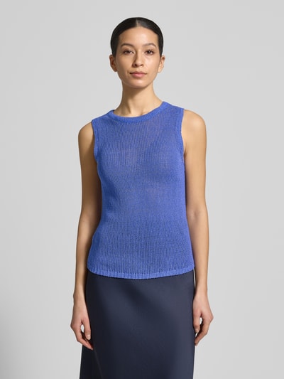 Frauenmodel trägt Stricktop mit Rundhalsausschnitt von Christian Berg Woman Selection, Blau, Semitransparent, Körpernaher-Schnitt, Rückenlänge bei Größe 36: 53 cm, Ganzkörperansicht von vorne.
