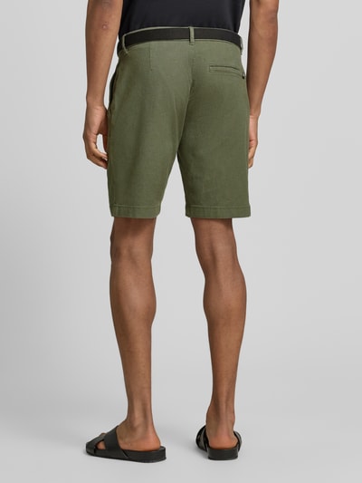Männermodel trägt Regular Fit Chinoshorts aus Baumwoll-Mix von Tom Tailor Denim, Bi-Color Optik, mit Gürtel, Ganzkörperansicht Rückansicht.