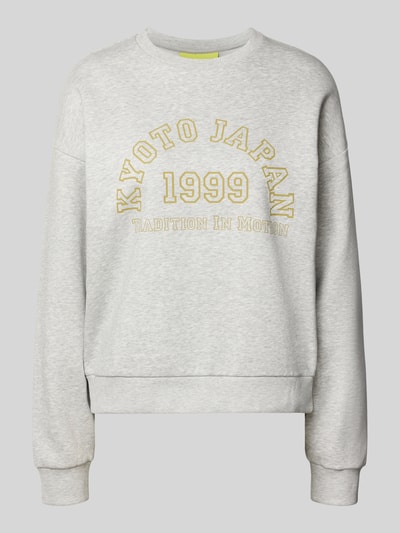 Produktfoto, lichtgrijs dames sweatshirt van katoenmix Model 'MERLE' van JIXX met statementprint, geribde boorden, losse pasvorm