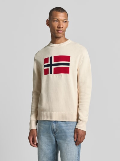Männermodel trägt Strickpullover aus reiner Baumwolle Modell 'MURA' von Napapijri, cremefarben mit Norwegen-Flagge, gerade Passform, Nahaufnahme Oberkörper. Herrenpullover mit geripptem Rundhalsausschnitt und Abschlüssen, Rückenlänge 67 cm, Ärmellänge 70 cm.