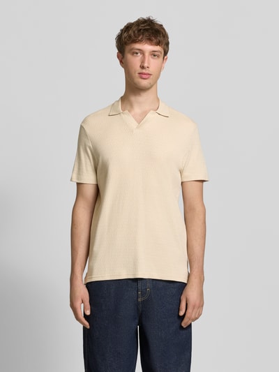 Męski model nosi Regular Fit Polo-Shirt mit Strukturmuster Modell 'Heskild' von Blend, krój regular fit, bawełna, koszulka polo, fakturowany wzór, krótki rękaw, kołnierzyk polo, długość tyłu w rozmiarze M 69 cm, widok całej sylwetki z przodu