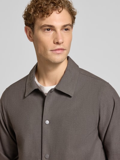 Männermodel trägt Overshirt mit Viskose-Anteil Modell 'ARTO' von Casual Friday, elastischer Material-Mix, Nahaufnahme Oberkörper.