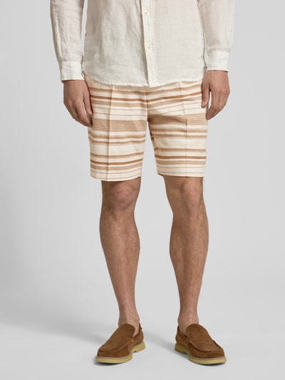Männermodel trägt Shorts mit Strukturmuster und Eingrifftaschen Modell 'Pino' von Zuitable, Beige-Braun, Baumwoll-Mix, Straight Fit, Ganzkörperansicht von vorne.
