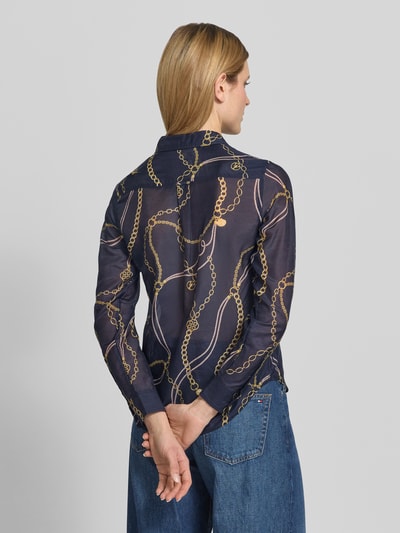 Männermodel trägt Bluse mit Seide-Anteil und Kentkragen von Gant, bawełniany miks z dodatkiem jedwabiu, krój regular fit, całkowity widok pleców.