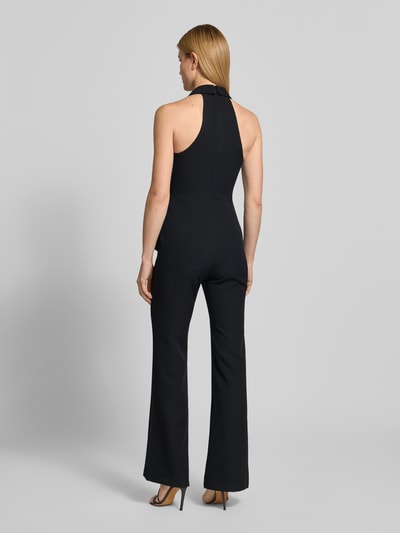 Vrouwenmodel draagt Regular Fit Jumpsuit met reverskraag van Rinascimento, zwart, getailleerd, mouwloos, rechte pijpen, ruglengte 159 cm, borstwijdte 41 cm, totale lengte 155 cm, binnenbeenlengte 88 cm, elastische stof, siernaden, detail op taille, geheel achteraanzicht.