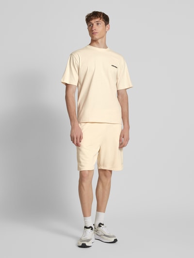 REVIEW Relaxed Fit Sweatshorts mit Label-Stitching Ecru 1