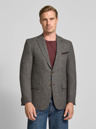 Männermodel trägt Slim Fit Sakko mit Viskose-Anteil Modell 'Theo' von Carl Gross in Grau, strukturierte Textur, Ganzkörperansicht von vorne. Material-Mix mit Viskose-Anteil, Reverskragen, Brust- und Pattentaschen, 2-Knopfleiste, Einstecktuch.