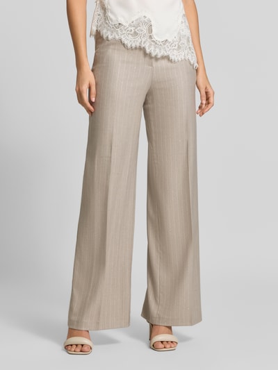 Frauenmodel trägt Wide Fit Hose mit Viskose-Anteil von Christian Berg Woman Selection in Beige mit feinem Streifenmuster, elastischer Material-Mix, Bügelfalten und Haken- sowie Reißverschluss, Ganzkörperansicht von vorne.