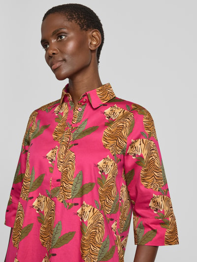 Frauenmodel trägt Knielanges Hemdblusenkleid im Allover-Look von Christian Berg Woman aus Reine Baumwolle, 1/2-Arm, Nahaufnahme Oberkörper.