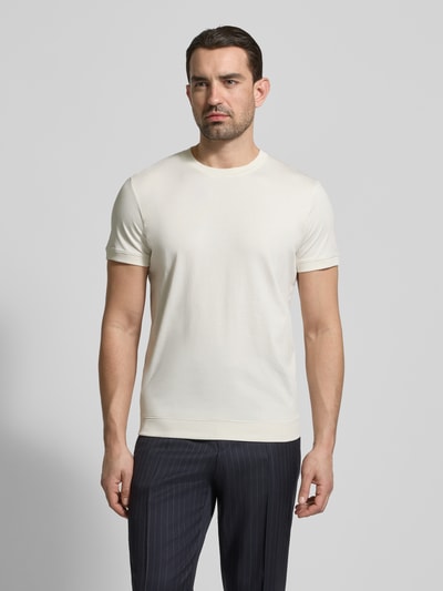 Męski model nosi T-Shirt mit Rundhalsausschnitt od RAGMAN, bawełna, krój slim fit, jednokolorowy, okrągły dekolt, długość tyłu 70 cm, rozmiar M, całkowity widok z przodu.