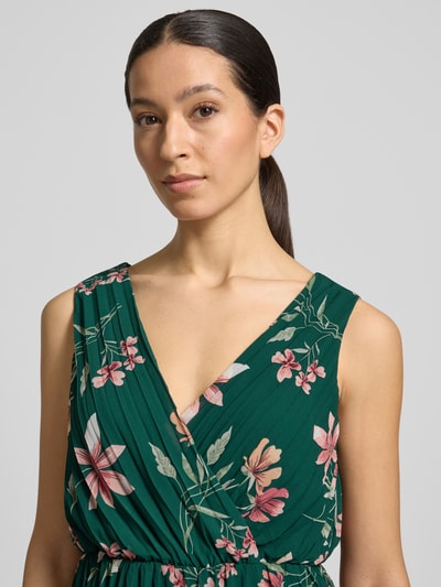 Modelka kobieca nosi Midikleid mit Plisseefalten und V-Ausschnitt od Apricot, zielony szyfon w kwiaty, marszczony dekolt V, Szerokość w rozmiarze S: 32 cm, długość tyłu: 122 cm, Nahaufnahme górnej części ciała.
