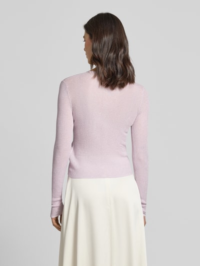 Modelka nosi Kardigan rozpinany z mieszanka wiskozy od Jake*s Cocktail, okrągły dekolt, prążkowane wykończenia, krój slim fit, długość tyłu 49 cm w rozmiarze 36, jasnoróżowy i kremowy, tekstura gładka, widok całej sylwetki z tyłu.