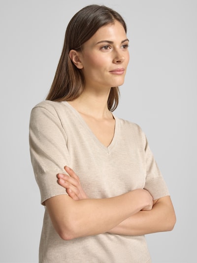 Vrouwenmodel draagt Strickshirt mit V-Ausschnitt Modell 'Katie' van FREE/QUENT, beige tint, viscosemix met stretch, regular fit, halve mouw, detailopname bovenlichaam.