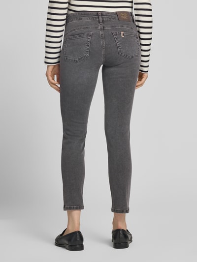 Vrouwenmodel draagt Skinny Fit Jeans uit elastische katoenmix Model 'MONROE' van Liu Jo White, 5-pocketmodel in het grijs, bandwijdte 36 cm, binnenbeenlengte 68 cm, riemlussen, knoop- en ritssluiting, volledige lichaamsopname achteraan.
