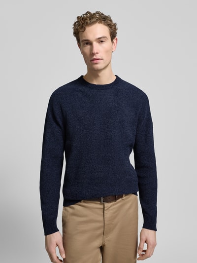 Männermodel trägt Regular Fit Strickpullover aus Baumwoll-Mix von Tom Tailor, Optik: Unifarben/Melange, Rippstrick, Ganzkörperansicht von vorne.