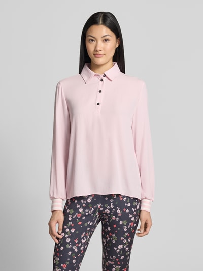 Modelka nosi Regular Fit Poloshirt mit elastischen Ärmelabschlüssen von Marc Cain, kolor jasnoróżowy, koszulka polo z kołnierzykiem polo, bluzka z długim rękawem, elastyczne zakończenia rękawów, długość tyłu w rozmiarze 36: 63 cm, Ganzkörperansicht von vorne.