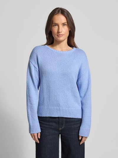 Frauenmodel trägt Strickpullover mit gerippten Abschlüssen Modell 'LISA' von Brax, hellblauer Baumwoll-Mix, lockerer Schnitt, Rundhalsausschnitt, Ganzkörperansicht von vorne.