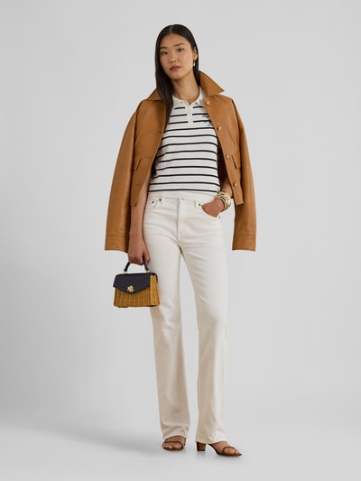 Frauenmodel trägt Straight Fit Jeans aus Baumwoll-Mix von Lauren Ralph Lauren in Creme, 5-Pocket-Design, Denimstruktur, Ganzkörperansicht von vorne.