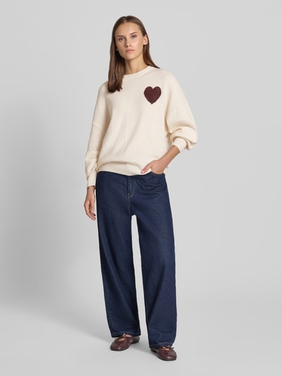 Vrouwenmodel draagt Regular Fit Pullover in tricotlook van review, Materiaalmix met stretch, met lange mouw, ribboorden, bies, oversneden schouders, ruglengte maat S 59 cm, mouwlengte maat S 52 cm, crèmekleurig met donkerrood hartmotief, rechte vorm, gladde textuur, zachte uitstraling, full body vooraanzicht.
