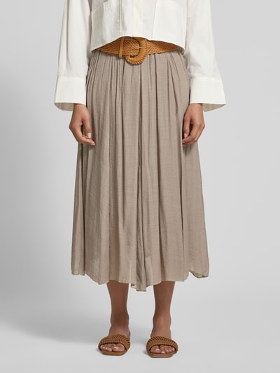 Frauenmodel trägt Midirock aus Viskose-Mix mit Gürtel von Apricot in Beige, A-Linie, elastischer Bund, Nahaufnahme Unterkörper.