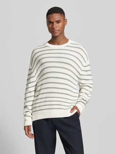 Männermodel trägt Strickpullover mit Rundhalsausschnitt von ARMANI EXCHANGE in Weiß mit grünen Streifen, Relaxed Fit, Nahaufnahme Oberkörper.