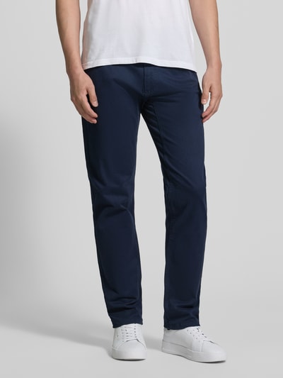 Męski model nosi Regular Fit Chino aus Baumwoll-Mix von s.Oliver RED LABEL, efekt: jednolity kolor, krój regular fit, mieszanka bawełny, 5 kieszeni, naszywka z logo, średni stan, szlufki na pasek, zapięcie na guzik i zamek błyskawiczny, widok całej sylwetki z przodu