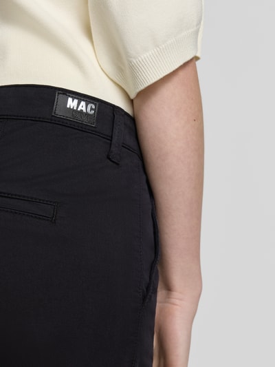 Frauenmodel trägt Chino mit Eingrifftaschen von MAC in Schwarz, Baumwoll-Elasthan-Mix, Gesäßtaschen, Nahaufnahme Hüfte, Regular Fit.