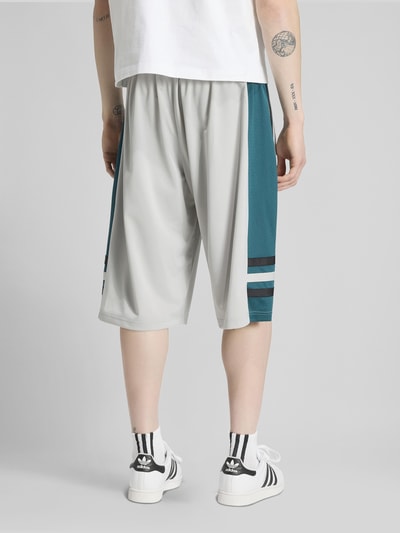 adidas Originals Loose Fit Sweatshorts mit Logo-Stitching Hellgrau 4