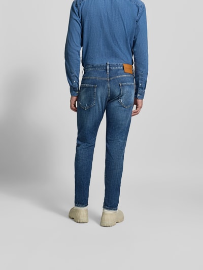 Männermodel trägt Slim Fit Jeans aus Baumwoll-Mix von Dsquared2, blauer Denim, 5-Pocket-Design, Label-Detail, Ganzkörperansicht Rückansicht.