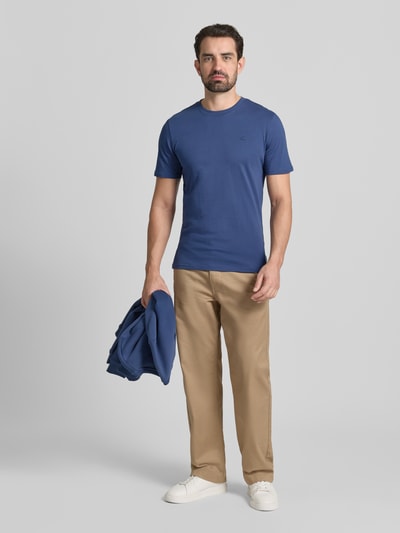 Männermodel trägt T-Shirt mit Label-Stitching von Scotch & Soda, Herren T-Shirt aus reiner Baumwolle, Regular-Fit, Ganzkörperansicht von vorne.