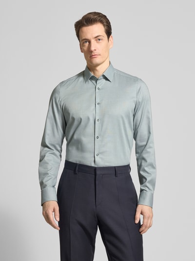Männermodel trägt Slim Fit Freizeithemd mit Kentkragen von OLYMP Level Five, Baumwoll-Mix, langärmelig, Knopfleiste, Ganzkörperansicht von vorne.