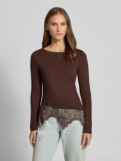 Vrouwenmodel draagt shirt met lange mouwen van viscosemix model 'LAILA' van ONLY, bruin met kanten zoom, dames, voorkant, busteshot.