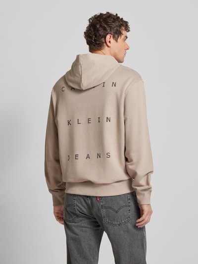 Calvin Klein Jeans Hoodie met logoprint en kangoeroezak Taupe - 5