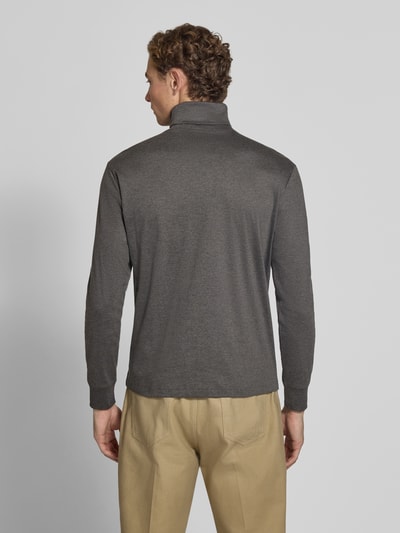 Männermodel trägt Regular Fit Rollkragenpullover aus reiner Baumwolle von Polo Ralph Lauren in Dunkelgrau, Ganzkörperansicht Rückansicht. Herren Rollkragenpullover von Polo Ralph Lauren
