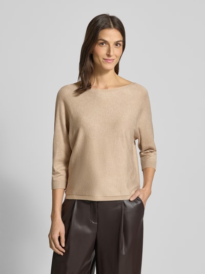 Modelka kobieca nosi Strickpullover aus Viskose-Mix mit rückseitiger Schnürung von comma, beżowy kolor, regular fit, dekolt łódka, rękaw 3/4, widok na górną część sylwetki z przodu.