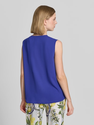 Männermodel trägt Regular Fit Bluse mit Zierschleife von Marc Cain, dekolt w serek, krój regular fit, tunel, bez rękawów, długość tyłu w rozmiarze 36: 62 cm, Ganzkörperansicht Rückansicht