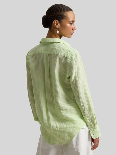 Modelka nosi Hemdbluse aus reinem Leinen od Polo Ralph Lauren, luźny krój, biało-zielone paski, tekstura lnu, widok z tyłu, zdjęcie całopostaciowe
