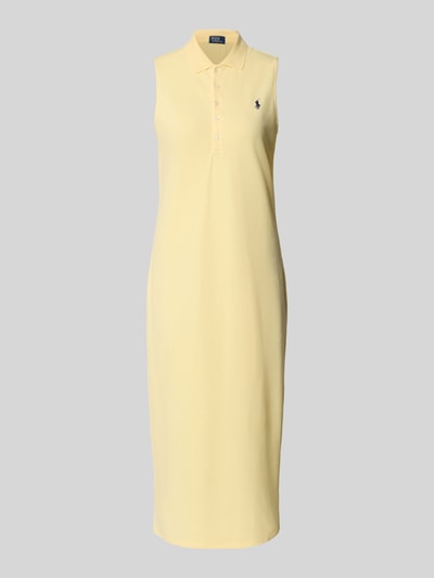 Modelka kobieca nosi Figurumszpilendes Polokleid aus Baumwoll-Mix od Polo Ralph Lauren, jednolity kolor, midi, bawełniana faktura piqué, prosty dół, bez rękawów, krótka listwa guzikowa, haftowane logo, kołnierz polo, rozcięcie boczne, widok całej sylwetki z przodu.